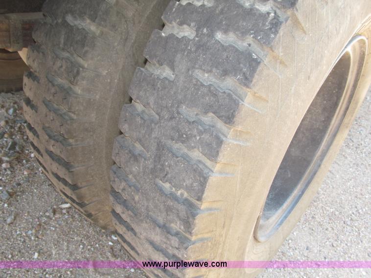 image for item B5191 1979 International 1724 flatbed truck