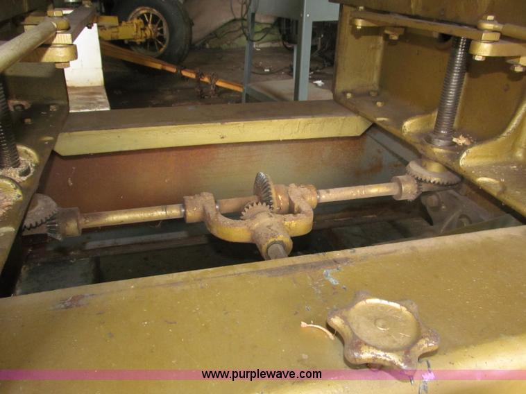 image for item B5193 Houdaille Powermatic 225 wood planer