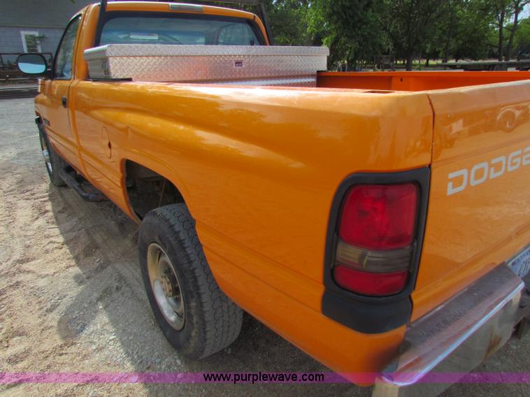 image for item B7368 2001 Dodge Ram 2500 pickup truck
