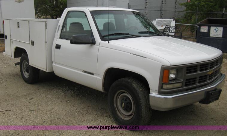 image for item B8028 2000 Chevrolet C2500 utility pickup truck