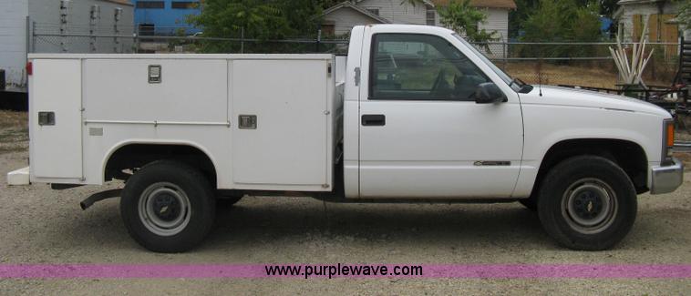 image for item B8028 2000 Chevrolet C2500 utility pickup truck