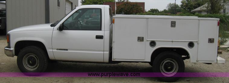 image for item B8028 2000 Chevrolet C2500 utility pickup truck