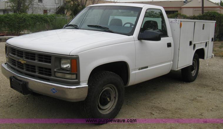 image for item B8028 2000 Chevrolet C2500 utility pickup truck
