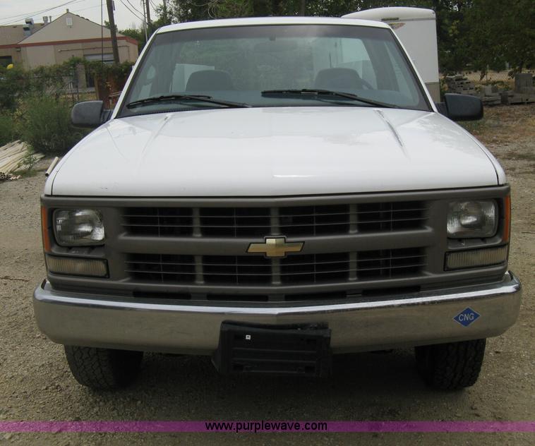 image for item B8028 2000 Chevrolet C2500 utility pickup truck