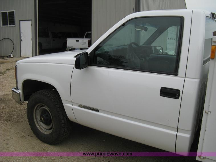 image for item B8028 2000 Chevrolet C2500 utility pickup truck