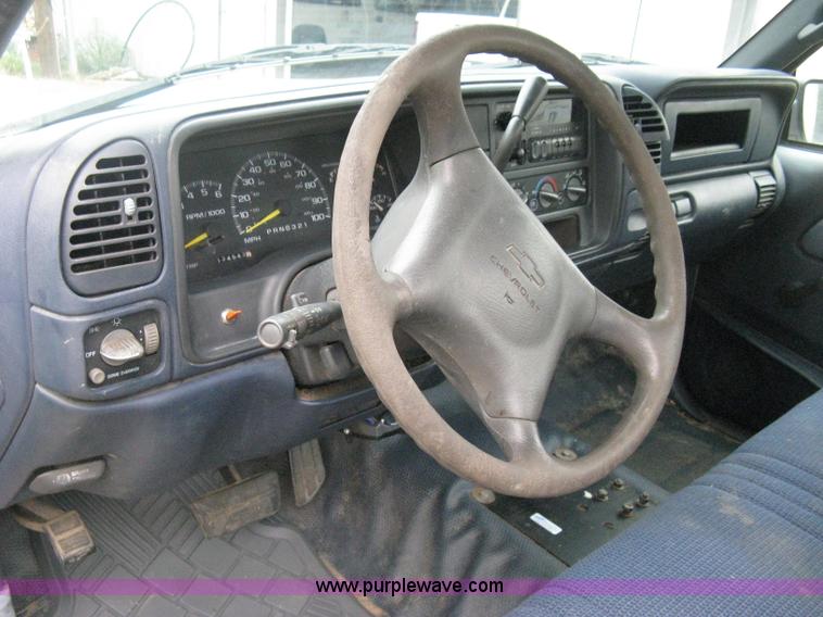 image for item B8028 2000 Chevrolet C2500 utility pickup truck