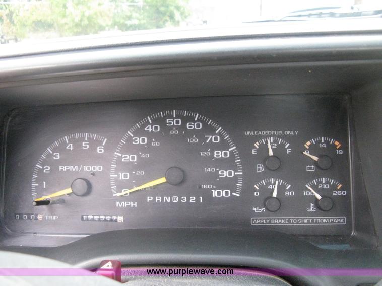 image for item B8028 2000 Chevrolet C2500 utility pickup truck