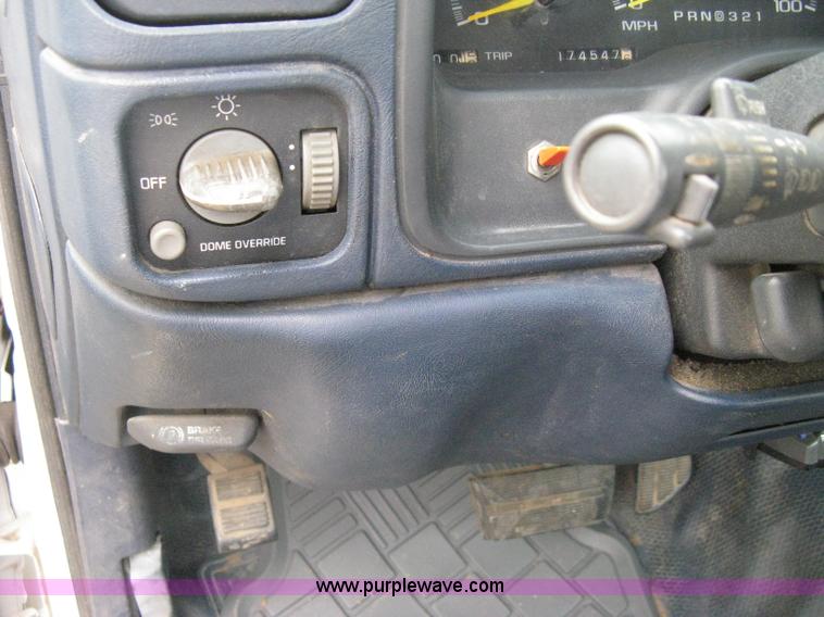 image for item B8028 2000 Chevrolet C2500 utility pickup truck