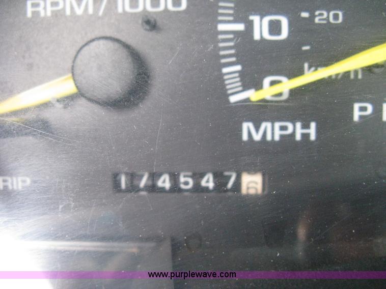 image for item B8028 2000 Chevrolet C2500 utility pickup truck