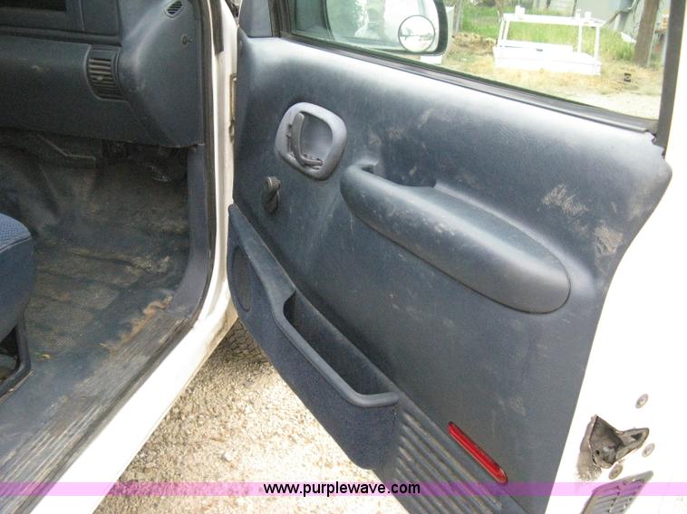 image for item B8028 2000 Chevrolet C2500 utility pickup truck