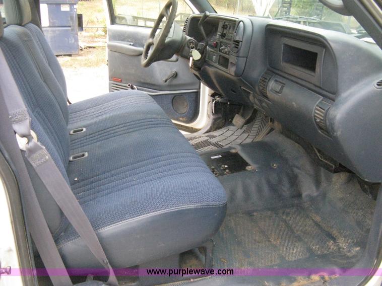 image for item B8028 2000 Chevrolet C2500 utility pickup truck