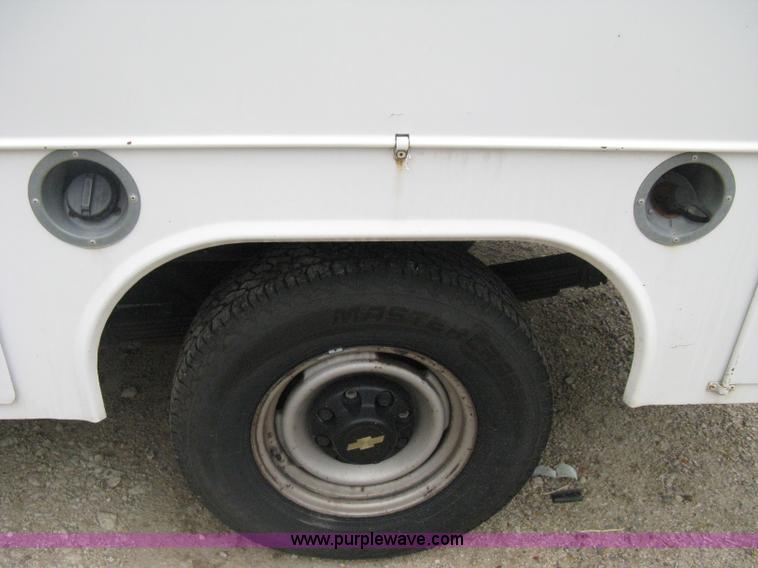 image for item B8028 2000 Chevrolet C2500 utility pickup truck