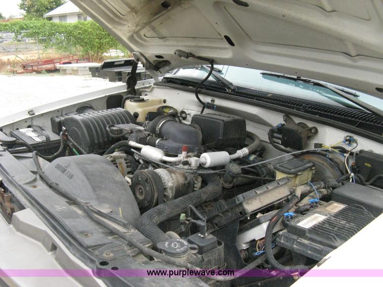 image for item B8028 2000 Chevrolet C2500 utility pickup truck