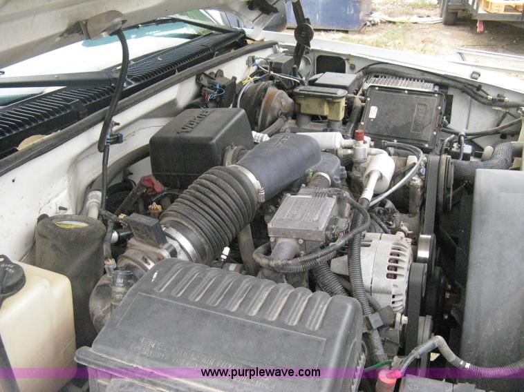 image for item B8028 2000 Chevrolet C2500 utility pickup truck