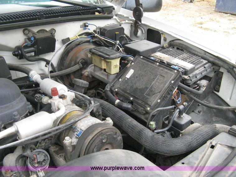 image for item B8028 2000 Chevrolet C2500 utility pickup truck