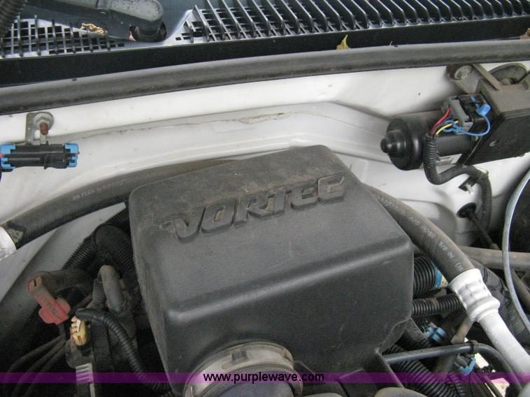 image for item B8028 2000 Chevrolet C2500 utility pickup truck