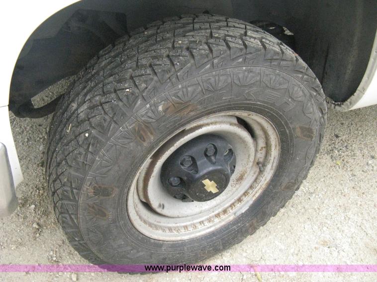 image for item B8028 2000 Chevrolet C2500 utility pickup truck