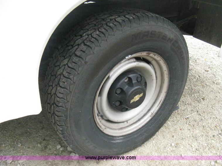 image for item B8028 2000 Chevrolet C2500 utility pickup truck