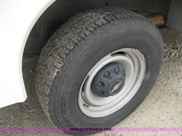 image for item B8028 2000 Chevrolet C2500 utility pickup truck