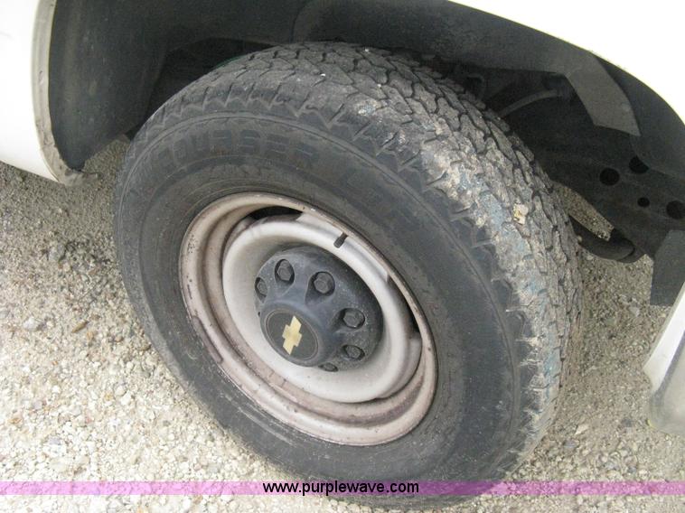 image for item B8028 2000 Chevrolet C2500 utility pickup truck