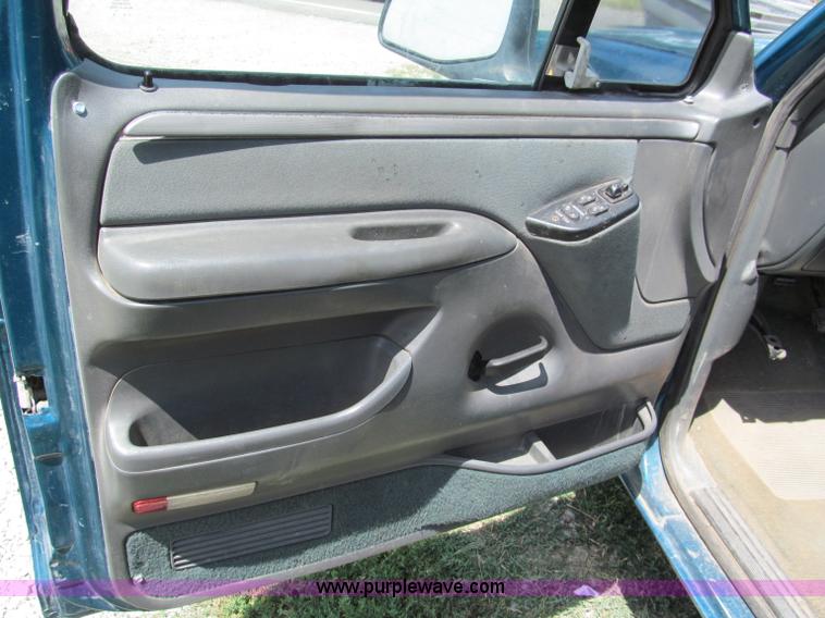 image for item C2471 1993 Ford F150 XLT SuperCab pickup truck