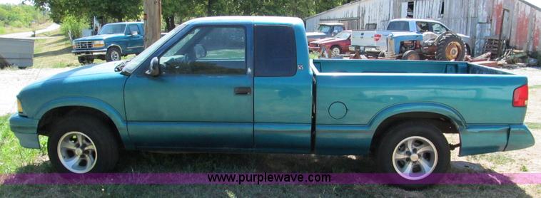 image for item C2489 1995 GMC Sonoma SLS extended cab pickup truck