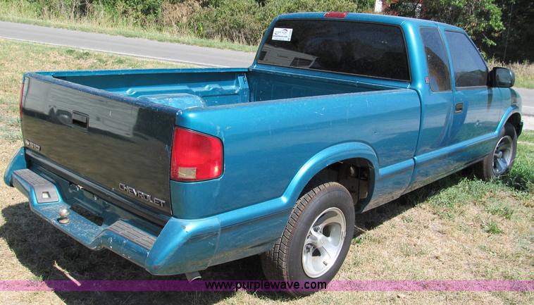 image for item C2489 1995 GMC Sonoma SLS extended cab pickup truck