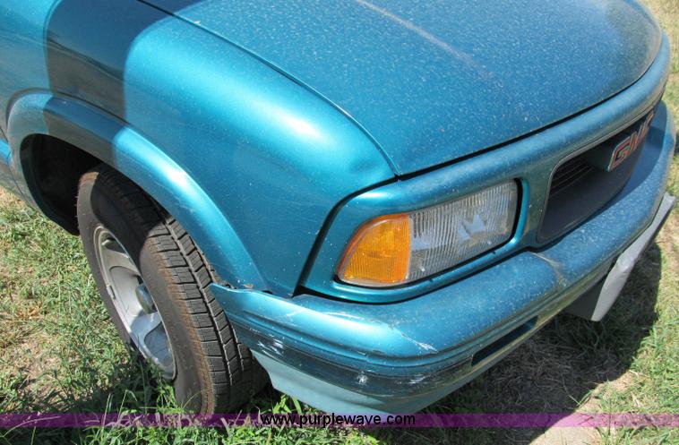 image for item C2489 1995 GMC Sonoma SLS extended cab pickup truck