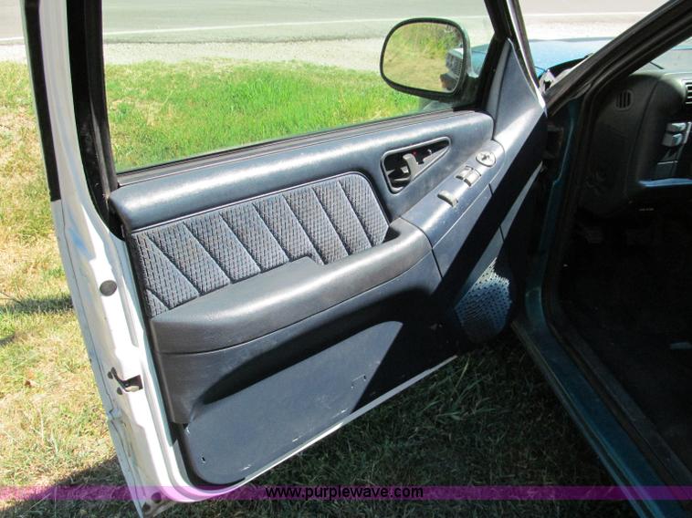 image for item C2489 1995 GMC Sonoma SLS extended cab pickup truck