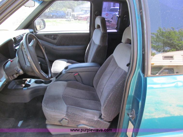 image for item C2489 1995 GMC Sonoma SLS extended cab pickup truck