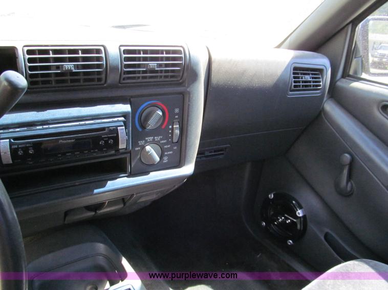 image for item C2489 1995 GMC Sonoma SLS extended cab pickup truck