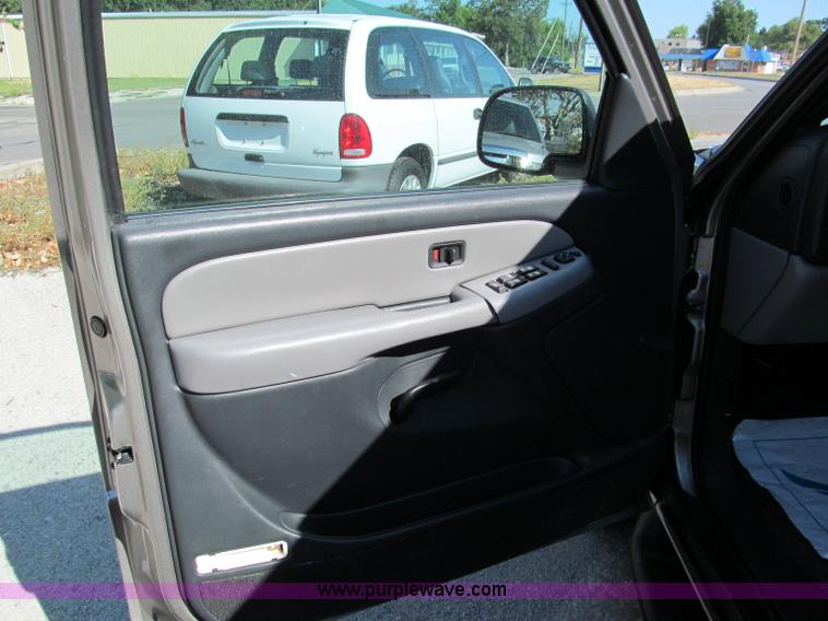 image for item C2493 2001 Chevrolet Suburban LS SUV