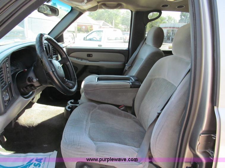 image for item C2493 2001 Chevrolet Suburban LS SUV