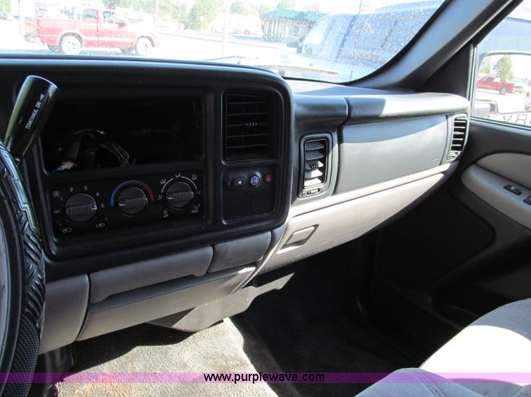 image for item C2493 2001 Chevrolet Suburban LS SUV