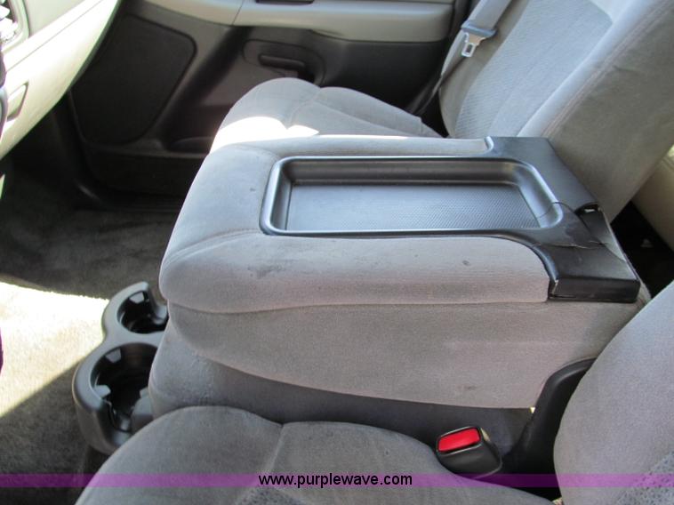 image for item C2493 2001 Chevrolet Suburban LS SUV