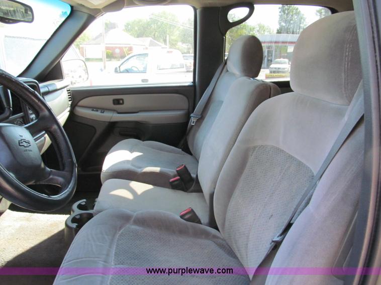 image for item C2493 2001 Chevrolet Suburban LS SUV