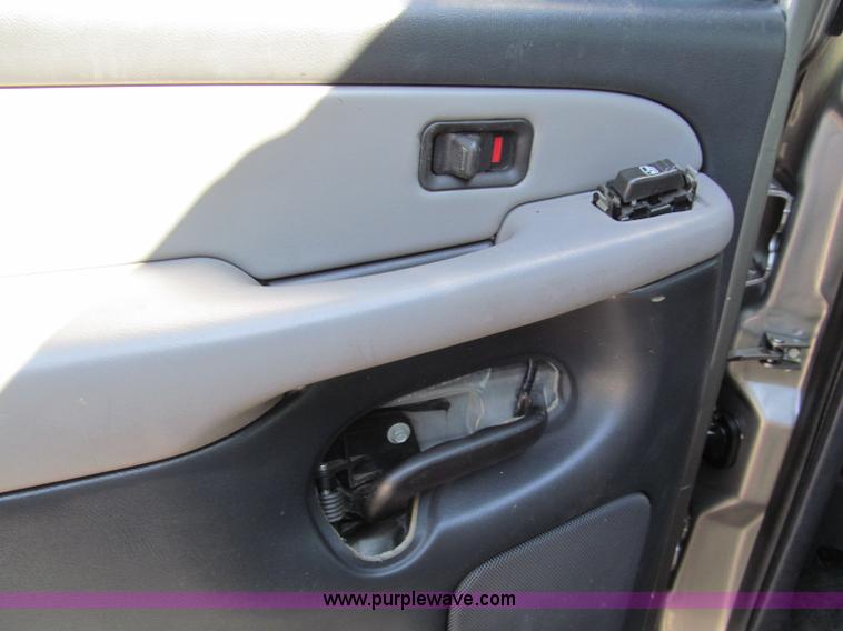 image for item C2493 2001 Chevrolet Suburban LS SUV