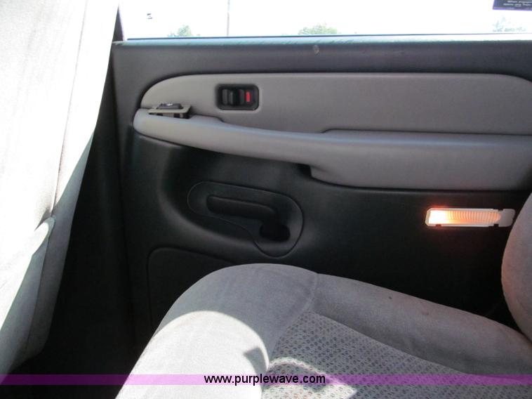 image for item C2493 2001 Chevrolet Suburban LS SUV