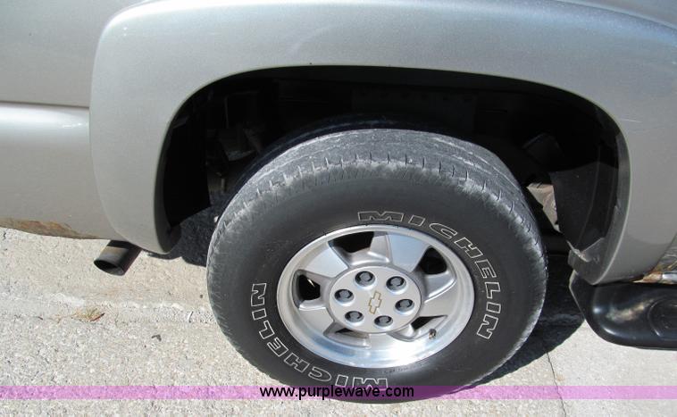 image for item C2493 2001 Chevrolet Suburban LS SUV