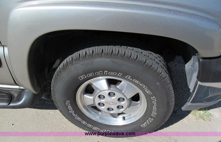 image for item C2493 2001 Chevrolet Suburban LS SUV