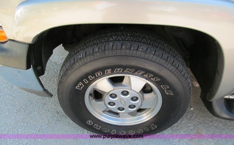 image for item C2493 2001 Chevrolet Suburban LS SUV