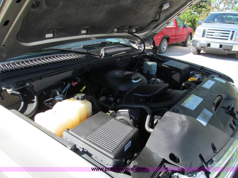 image for item C2493 2001 Chevrolet Suburban LS SUV