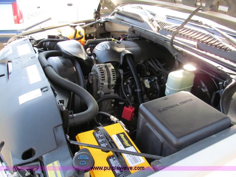 image for item C2493 2001 Chevrolet Suburban LS SUV