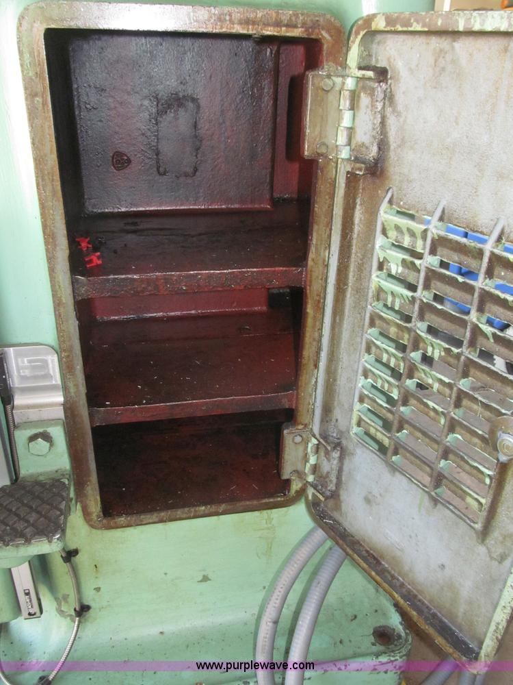 image for item K9551 Kearney & Trecker No. 2 rotary head tool and die milling machine