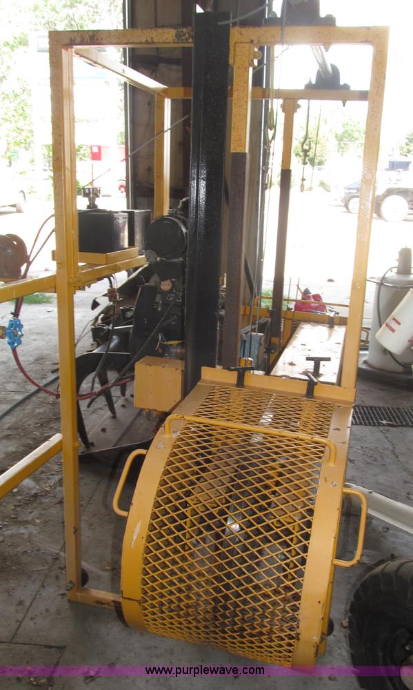 image for item K9557 2008 Log-Master portable saw mill