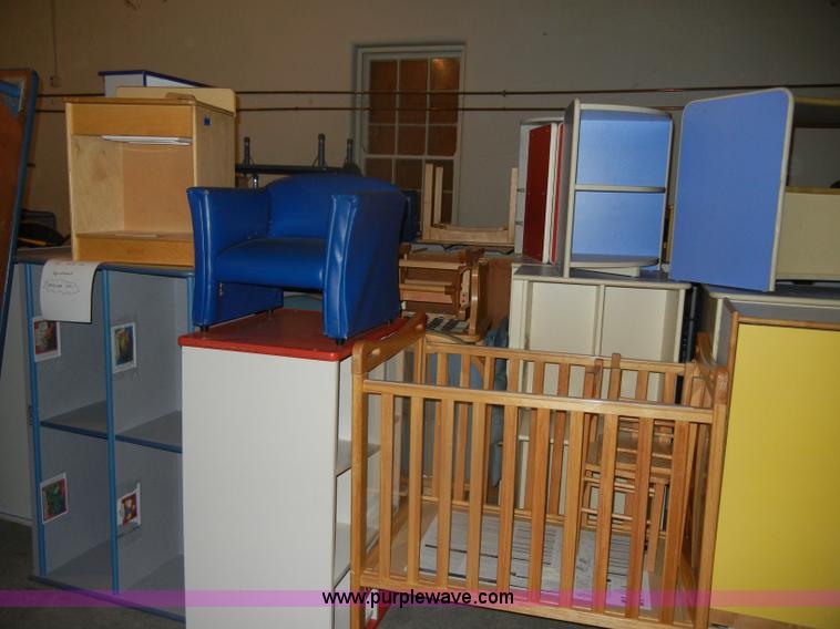 image for item N9974 Assorted school furniture