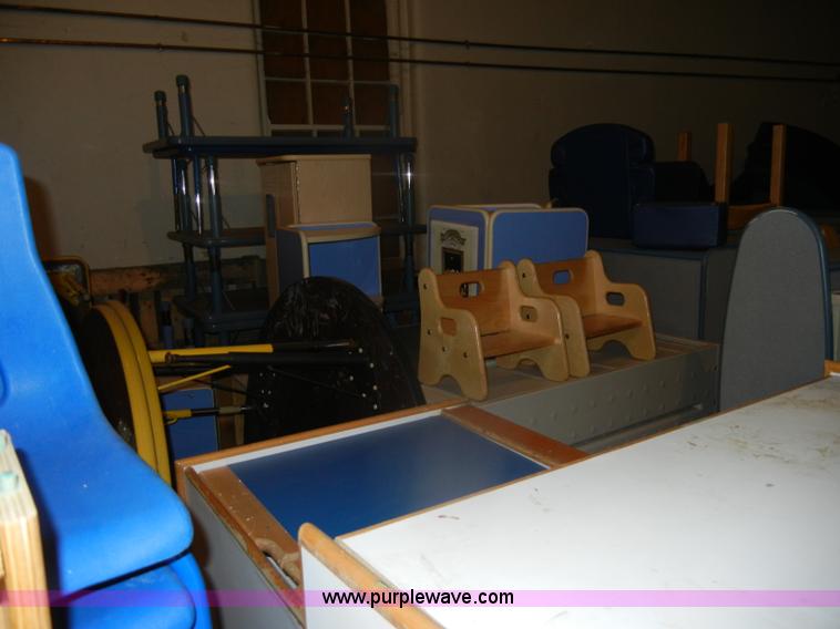 image for item N9974 Assorted school furniture