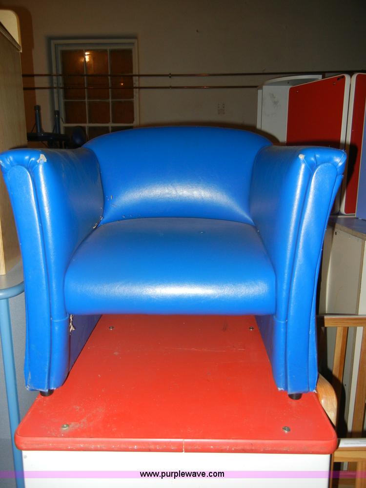 image for item N9974 Assorted school furniture