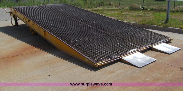 image for item A8432 2002 Ledwell LW25X120 portable loading dock
