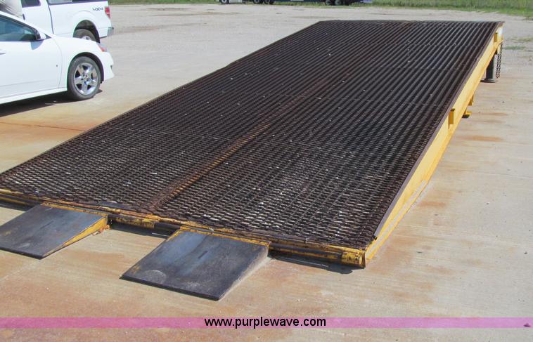 image for item A8432 2002 Ledwell LW25X120 portable loading dock